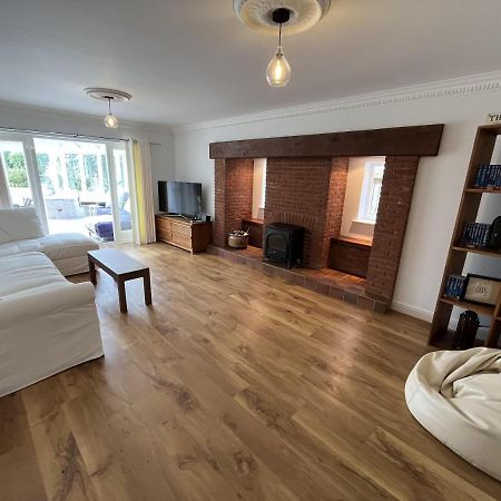 5 Bedroom 4 Bathroom Gym Playroom Country Home レミントンスパー エクステリア 写真