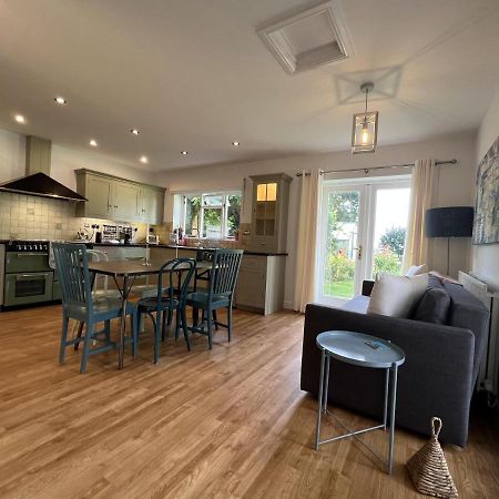 5 Bedroom 4 Bathroom Gym Playroom Country Home レミントンスパー エクステリア 写真