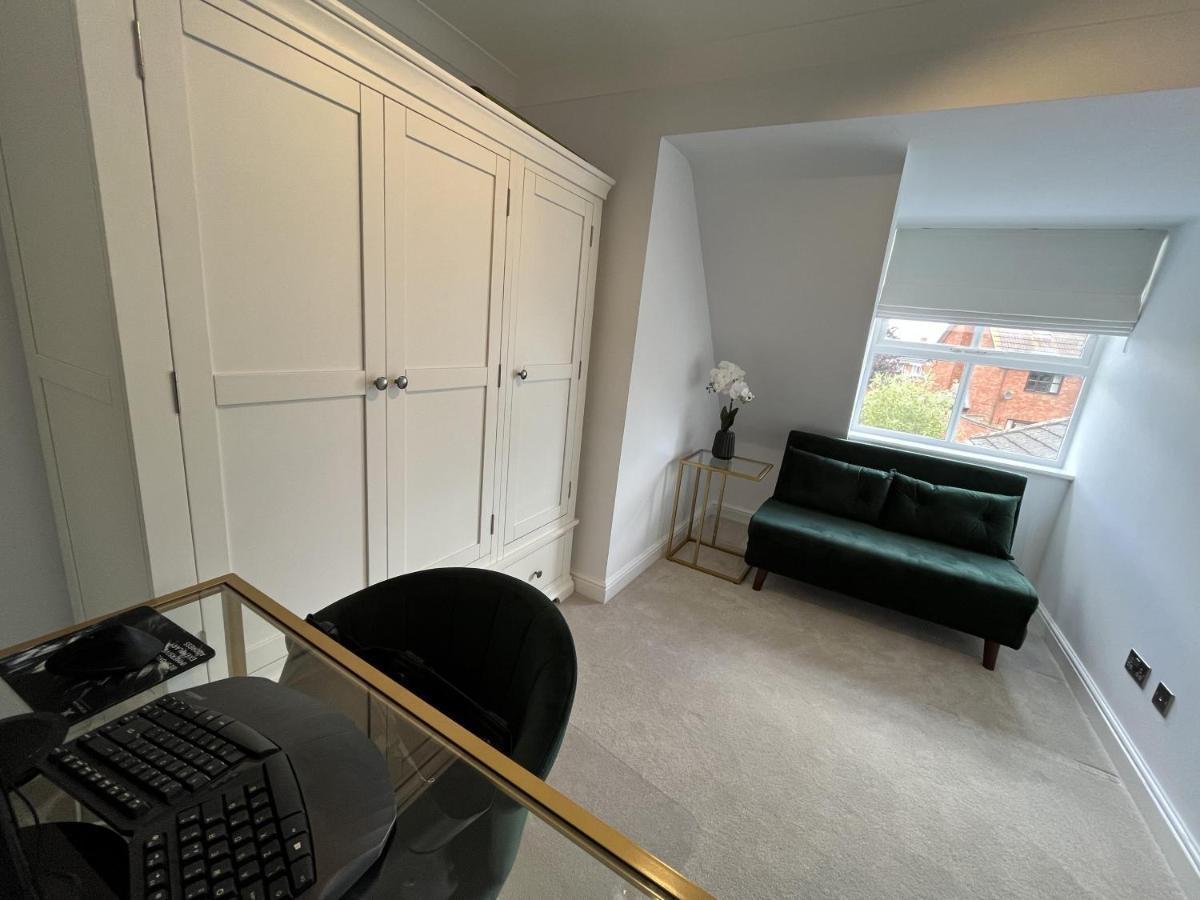 5 Bedroom 4 Bathroom Gym Playroom Country Home レミントンスパー エクステリア 写真