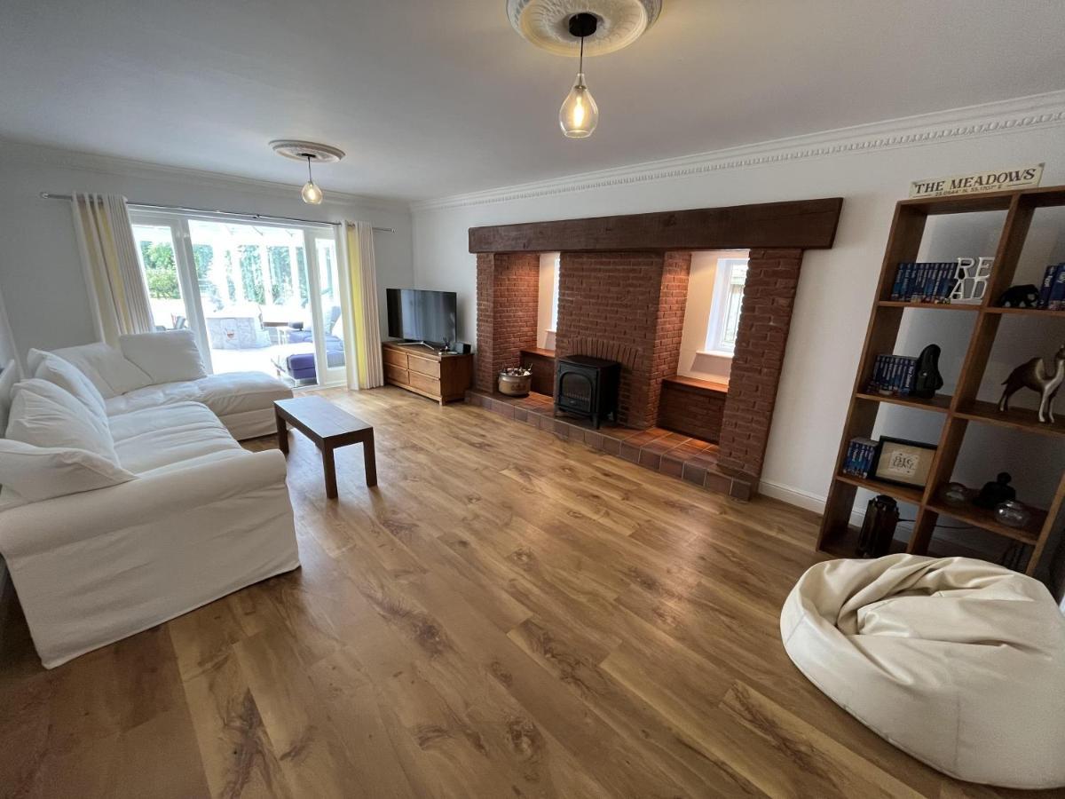 5 Bedroom 4 Bathroom Gym Playroom Country Home レミントンスパー エクステリア 写真