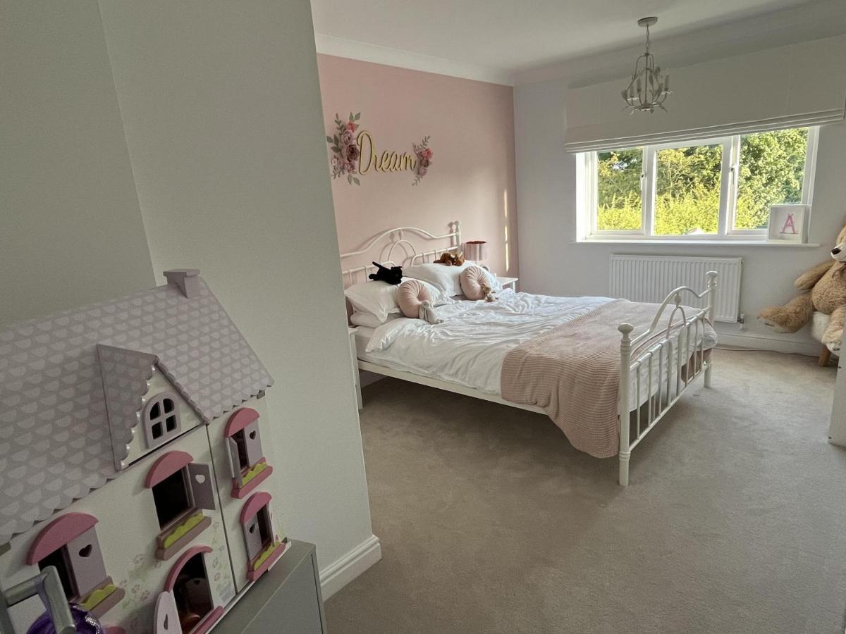 5 Bedroom 4 Bathroom Gym Playroom Country Home レミントンスパー エクステリア 写真