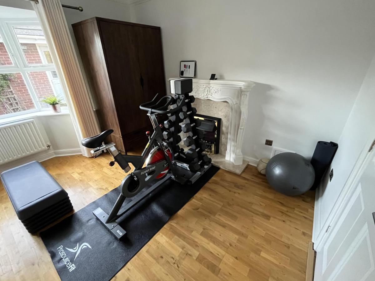 5 Bedroom 4 Bathroom Gym Playroom Country Home レミントンスパー エクステリア 写真