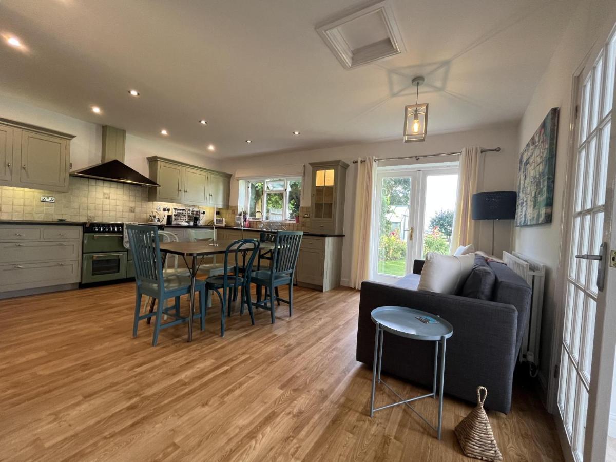 5 Bedroom 4 Bathroom Gym Playroom Country Home レミントンスパー エクステリア 写真