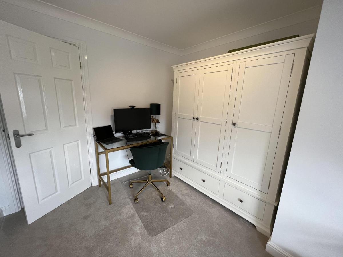 5 Bedroom 4 Bathroom Gym Playroom Country Home レミントンスパー エクステリア 写真